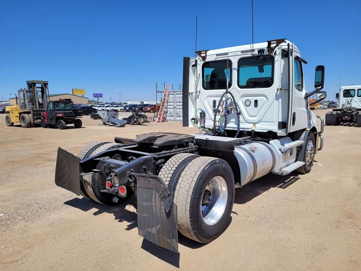 2019-freightliner-cascadia-116-image-10
