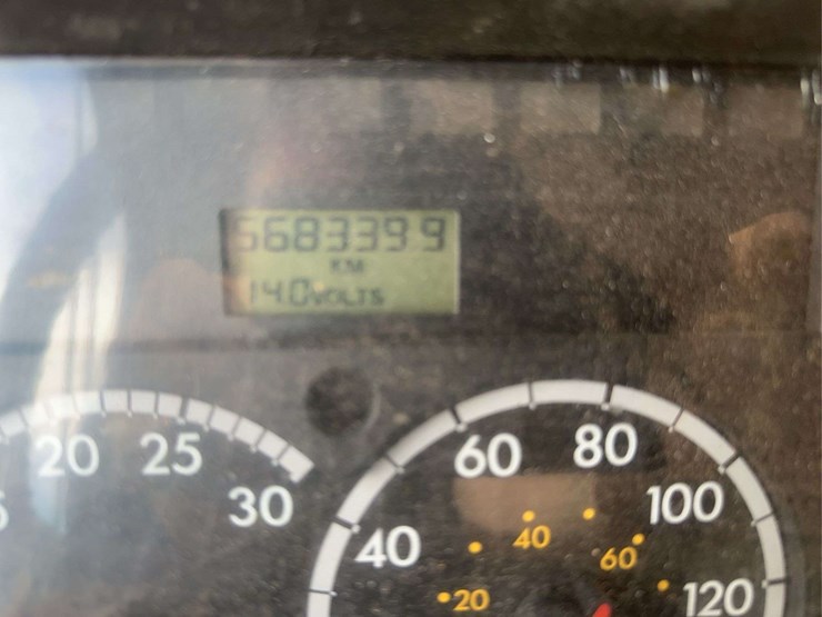 2006-freightliner-m2-106-image-26