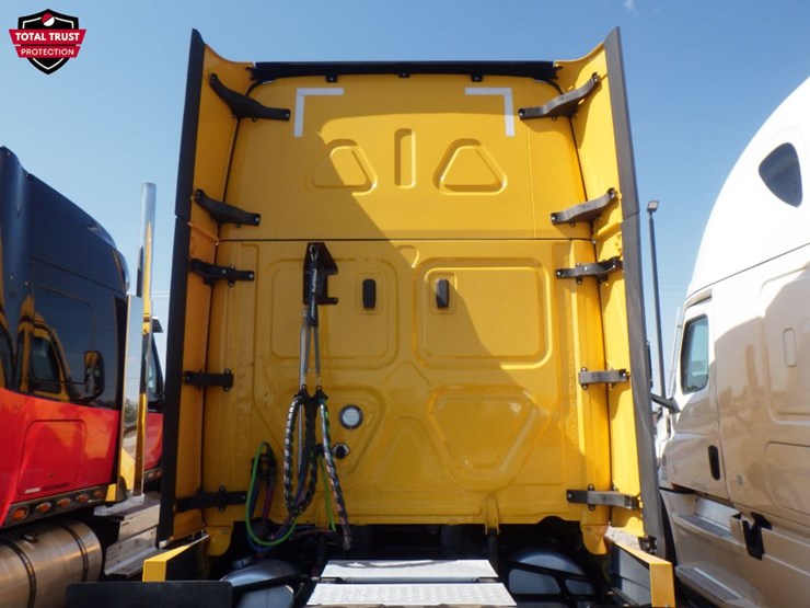 2022-freightliner-cascadia-126-image-11