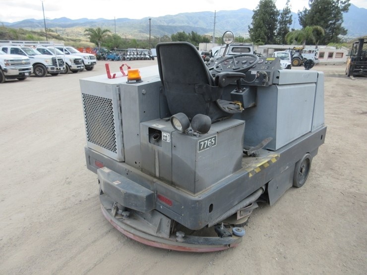 advance-7765-ride-on-floor-sweeper,-image-3