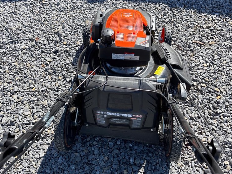 #552-•-22-inch-steel-deck-six-speed-3-1-yard-max-push-mower-image-5