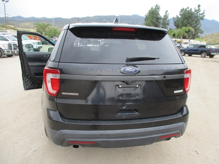 2017-ford-explorer-image-16