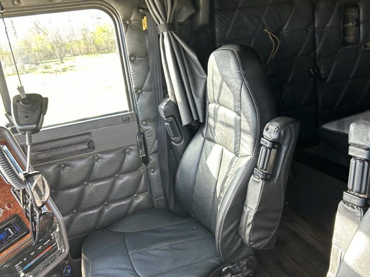 2006-freightliner-fld132-classic-xl-image-52