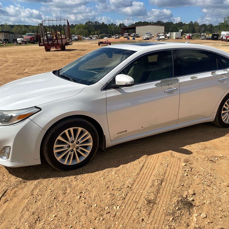 2013 Toyota Avalon Hybrid Limited 4 Door Sedan (399,665 Miles)