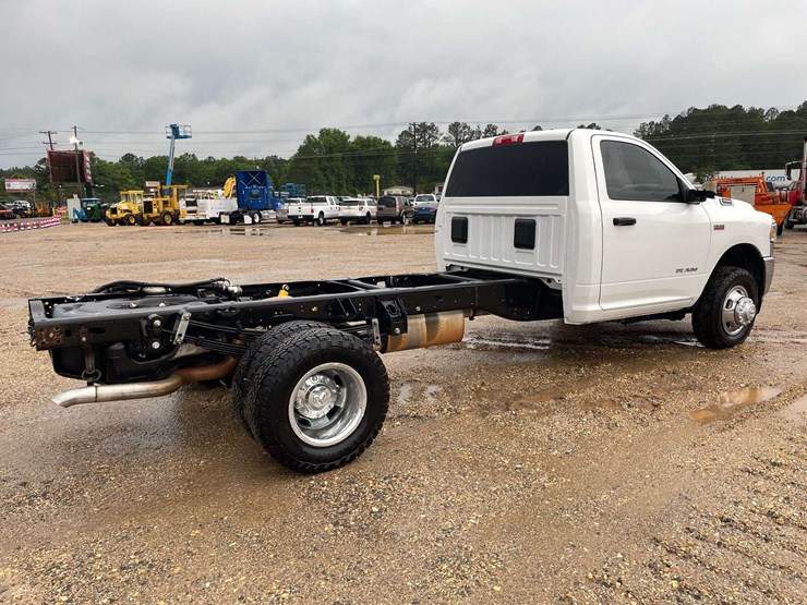 2020-dodge-ram-3500-image-3