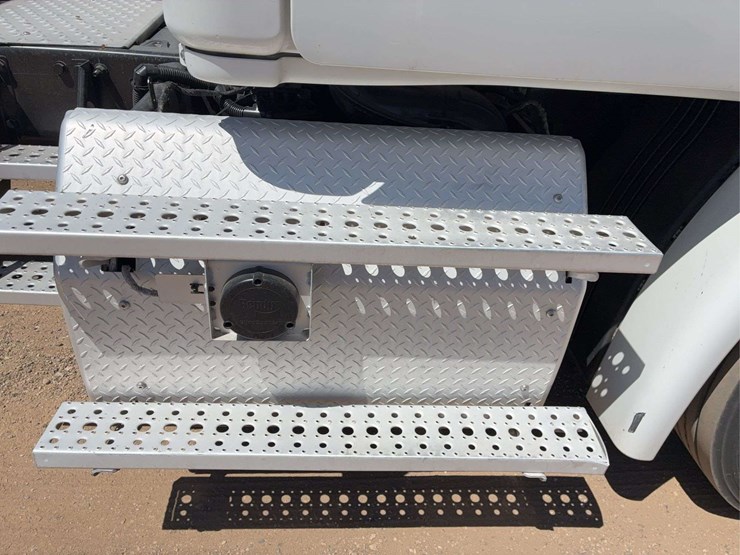 2019-freightliner-cascadia-113-image-9