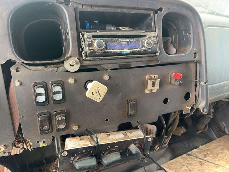 2006-freightliner-m2-106-image-23