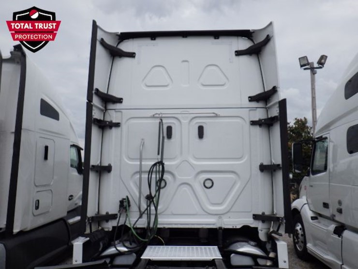 2021-freightliner-cascadia-126-image-15