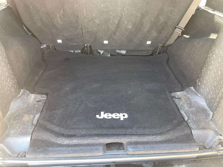 2015-jeep-wrangler-unlimited-sahara-image-15