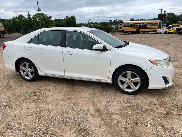 2014-toyota-camry-le-4-door-sedan-(169,990-miles)-image-4