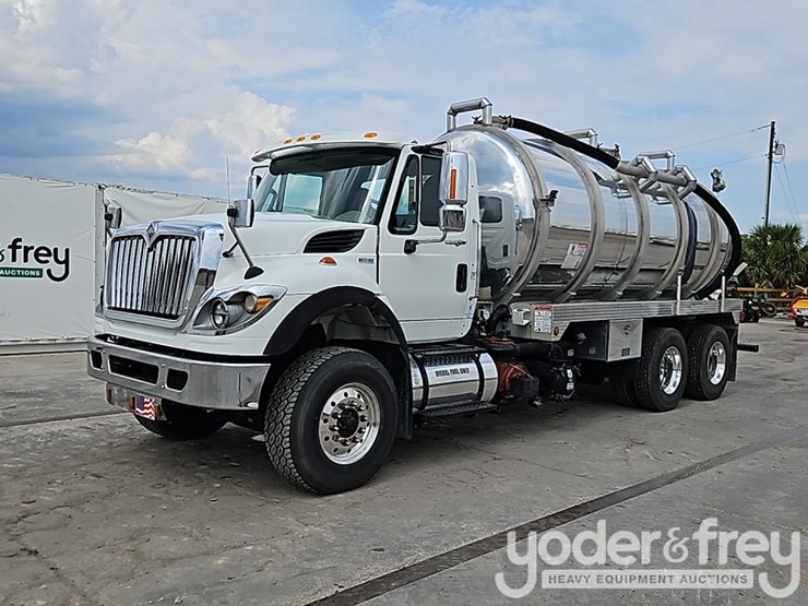 2011-international-7400-image-1