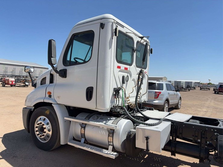 2019-freightliner-cascadia-113-image-5