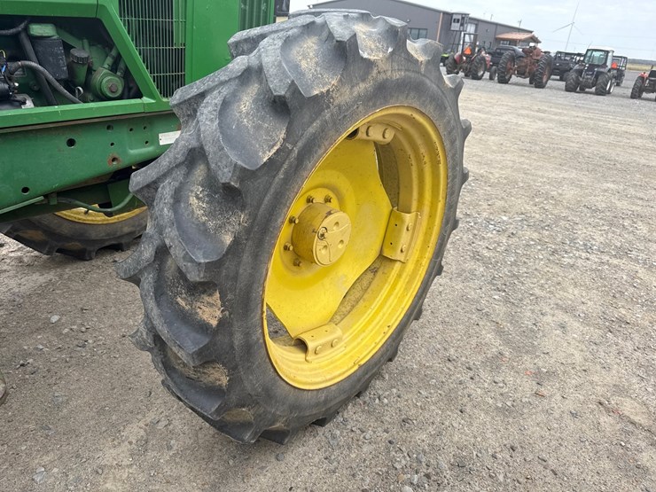 1993-john-deere-6400-image-17