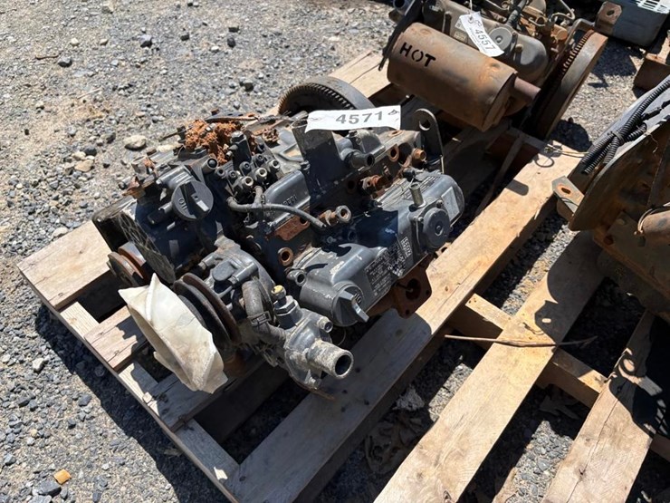 kubota-d1305-3-cylinder-diesel-engine-image-1