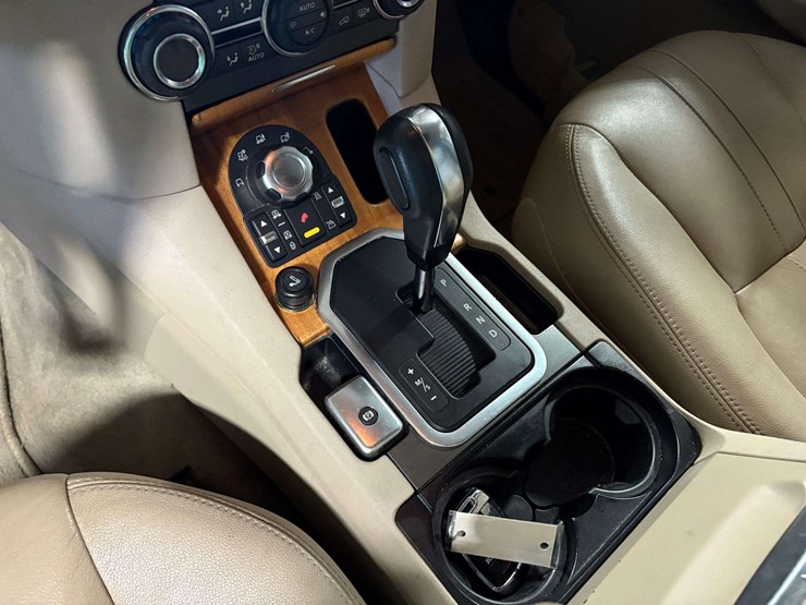2013-land-rover-lr4-image-18