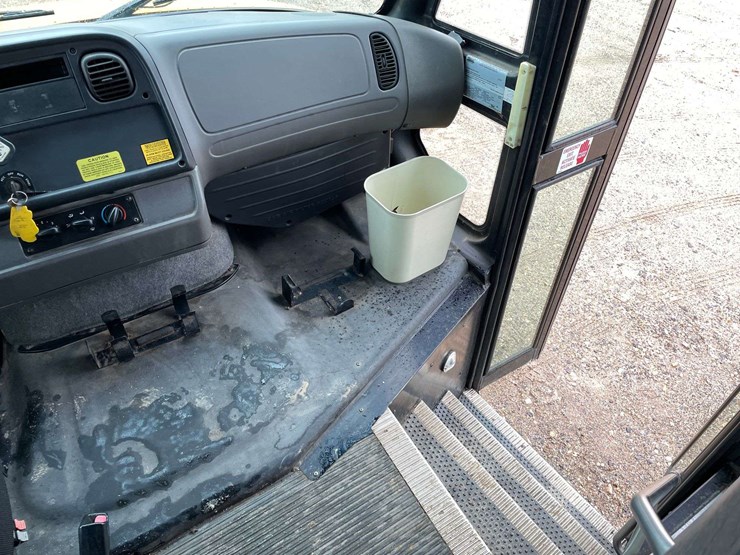 2012-freightliner-b2-image-16