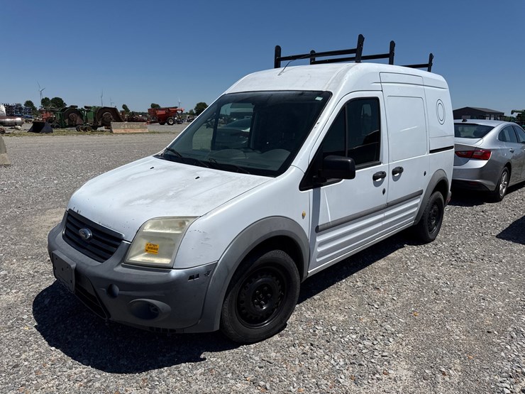2010-ford-cargo-image-1