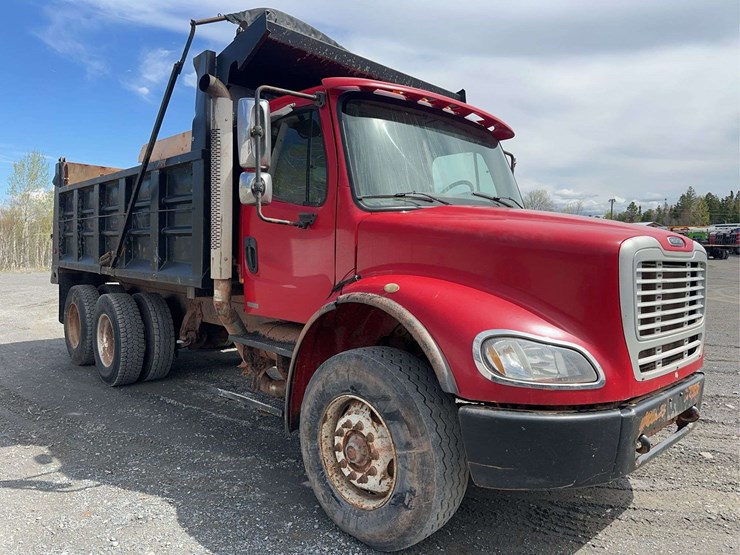 2006-freightliner-m2-106-image-3
