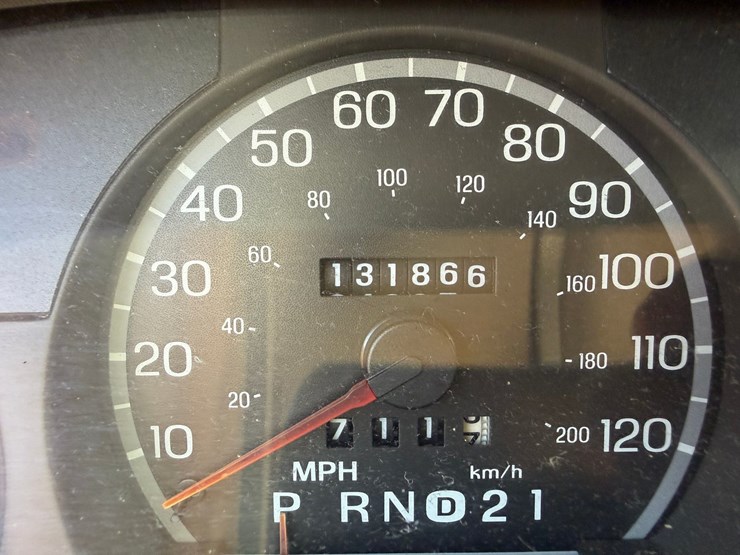 #552-•-2004-ford-crown-victoria-image-10