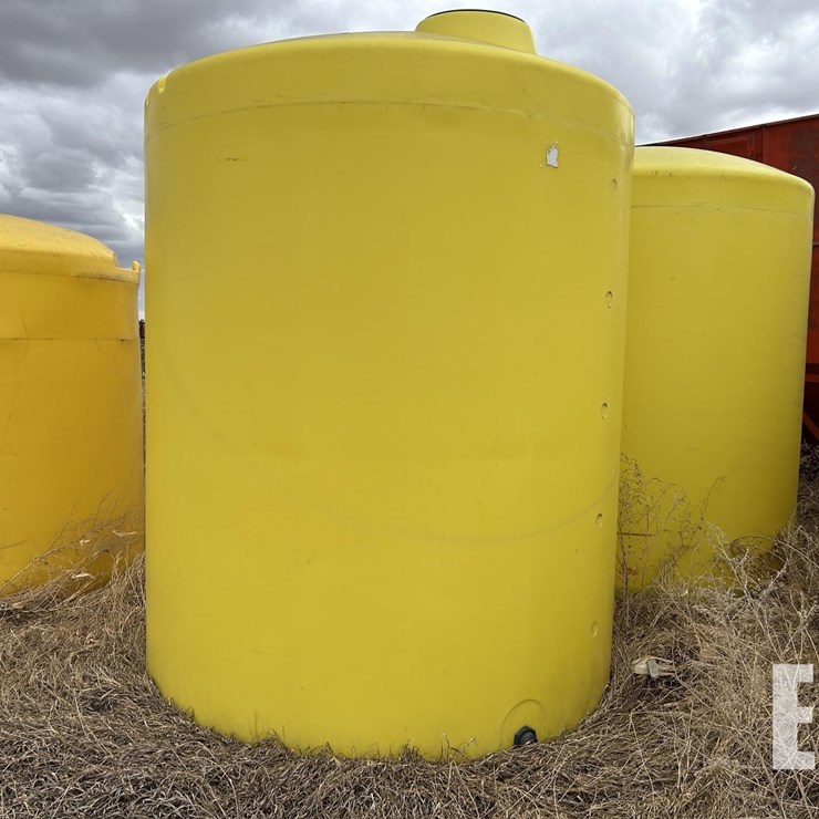 3,000 GALLON YELLOW TANKS