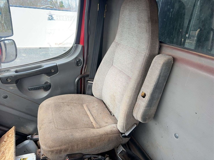 2006-freightliner-m2-106-image-21