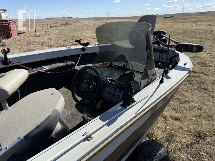 crestliner-pro-am-18-ft.-boat-w/-trailmaster-trail-image-7