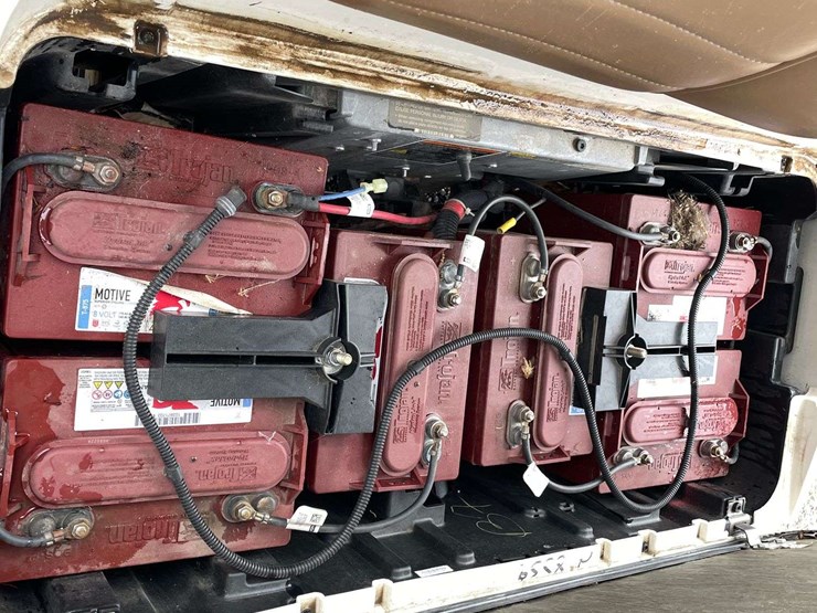 2022-club-car-tempo-2-passenger-48-volt-golf-cart-with-charger-image-13