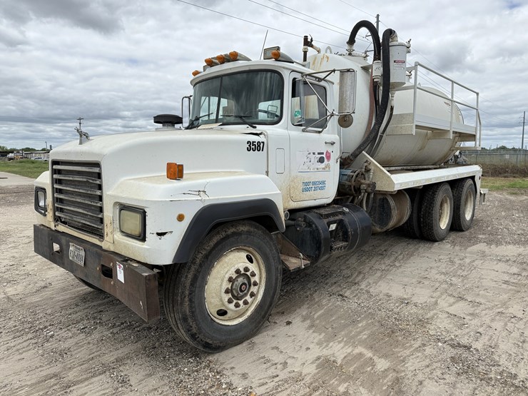 1993-mack-rd690s-image-1