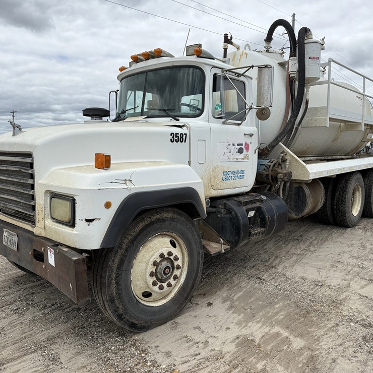 1993 MACK RD690S