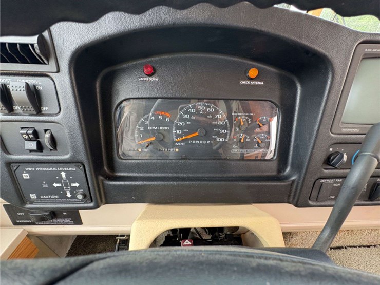 2003-winnebago-"brave"-motor-home-(12,893-miles-showing)-image-14