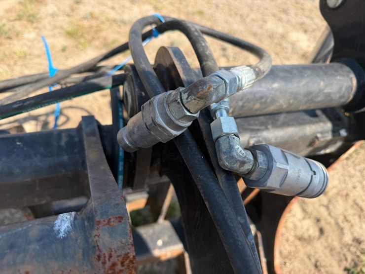 #558-•-john-deere-rr72-–-6’-skid-steer-hydraulic-grapple-image-7