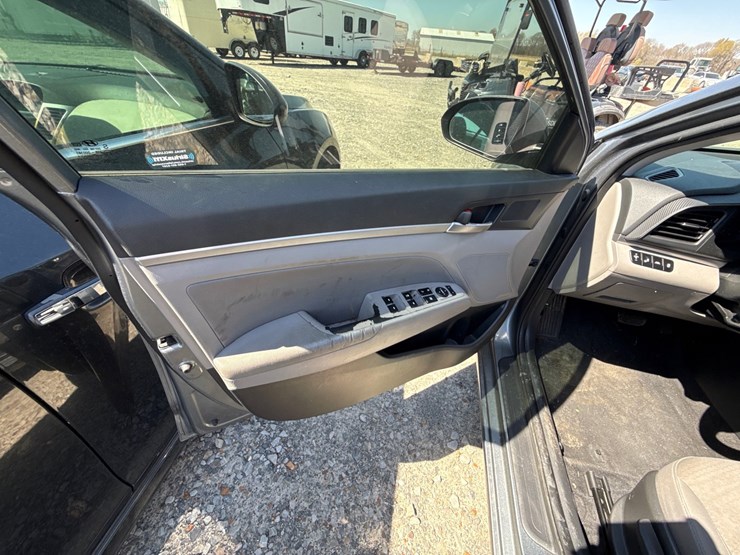 #42717-•-2019-hyundai-elantra-sedan-kmhd84lf4ku743043-inv#-42717-image-22