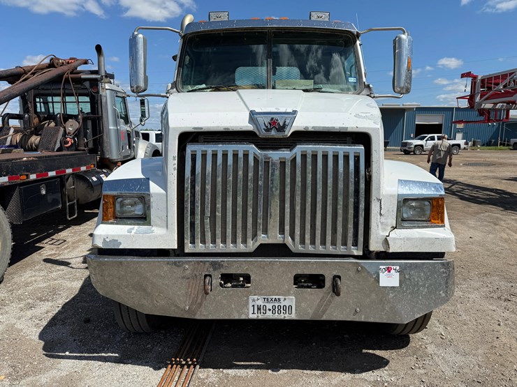 2018-western-star-4700-image-2