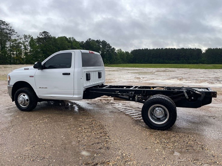 2020-dodge-ram-3500-image-2