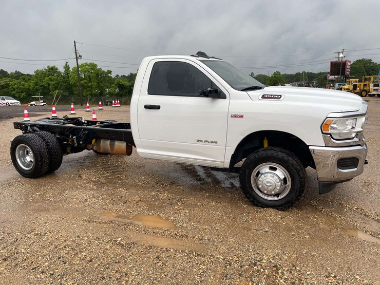 2020-dodge-ram-3500-image-4