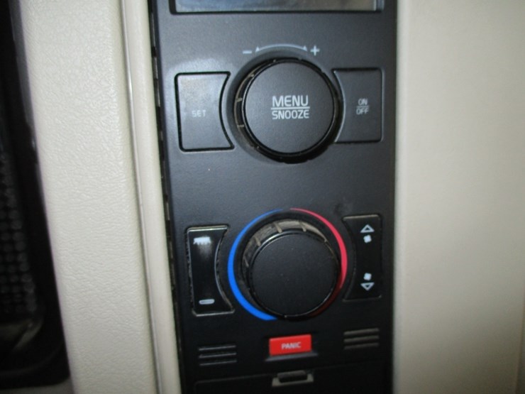 2015-volvo-10-image-11
