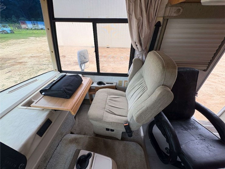 2003-winnebago-"brave"-motor-home-(12,893-miles-showing)-image-18