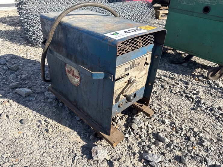 #43267-•-miller-m180-welder-k198983-inv#-43267-image-1