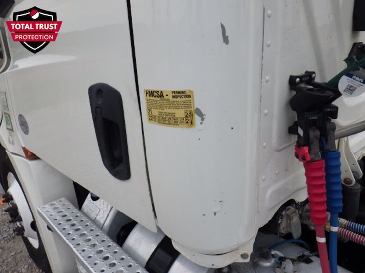 2019-freightliner-cascadia-126-image-16