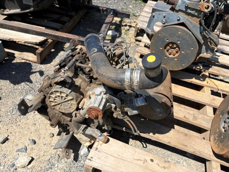 kubota-d1005-3-cylinder-diesel-engine-image-1
