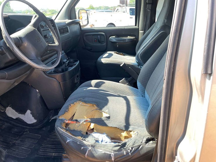 2002-chevrolet-express-2500-image-10
