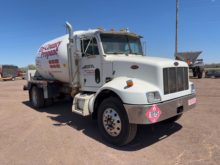 2003-peterbilt-330-image-3