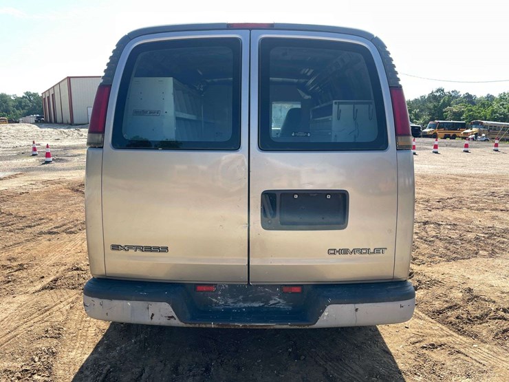 2002-chevrolet-express-2500-image-6