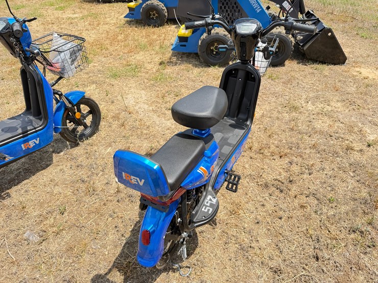 #592-•-electric-scooter-image-3