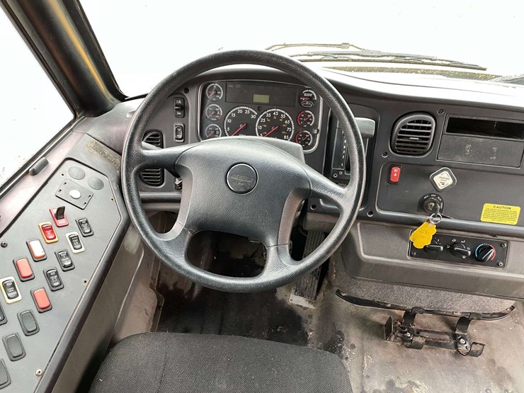 2012-freightliner-b2-image-11