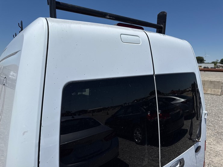 2010-ford-cargo-image-9