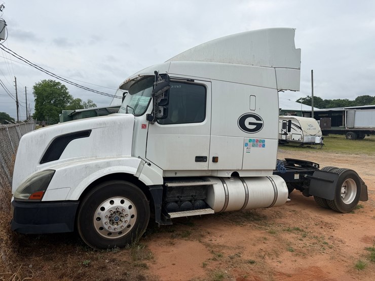 #571-•-2005-volvo-vnl-truck-image-2