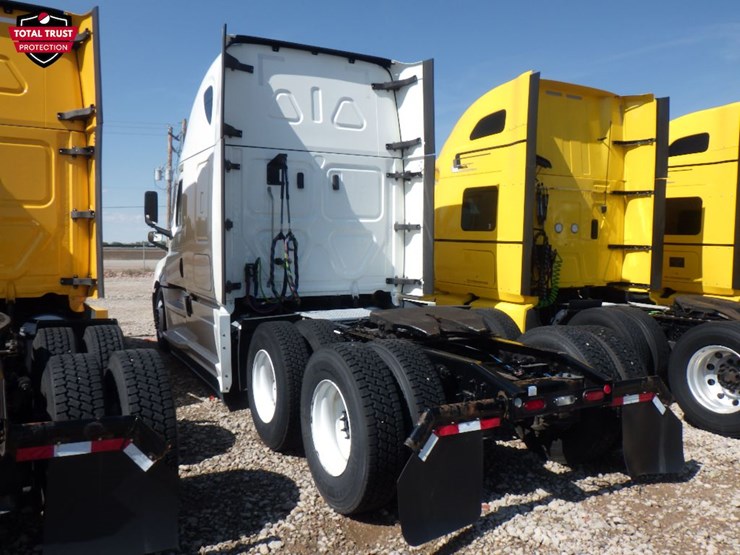 2022-freightliner-cascadia-126-image-12