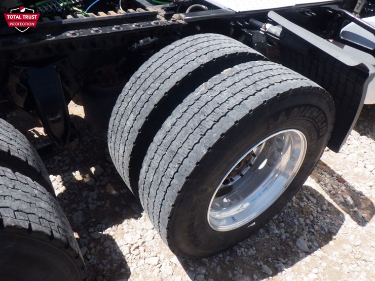 2021-freightliner-cascadia-126-image-6