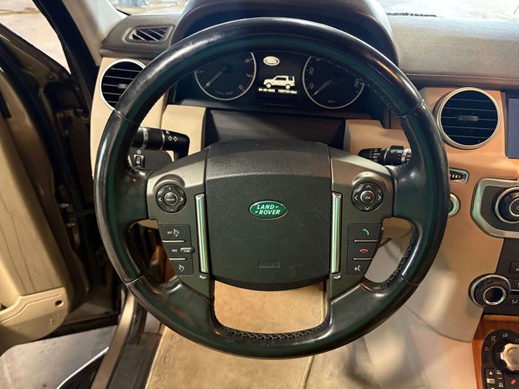 2013-land-rover-lr4-image-15